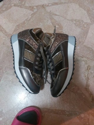 Zapatillas de mujer tonos bronce y purpurina