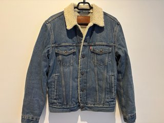 Cazadora vaquera Levi's con borrego