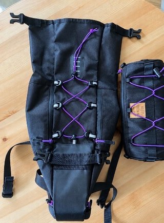Pack Aventura. Gomas Morada. 2 bolsas Bikepacking