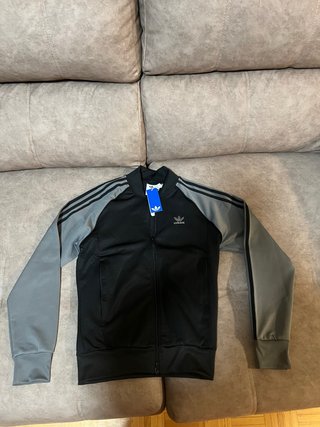 Chaqueta adidas negra y gris