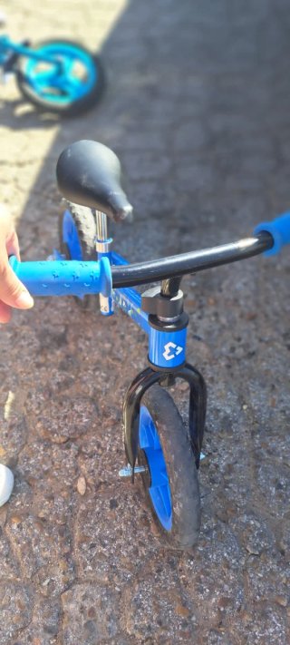 Bicicleta de equilibrio infantil azul
