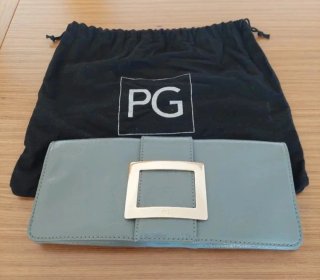 Cartera de mano gris Purificación García