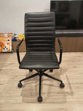 Silla de oficina negra con ruedas