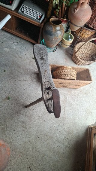 Antigua herramienta de madera y hierro