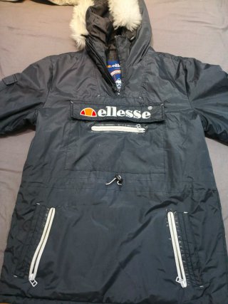 Cazadora Ellesse tipo canguro