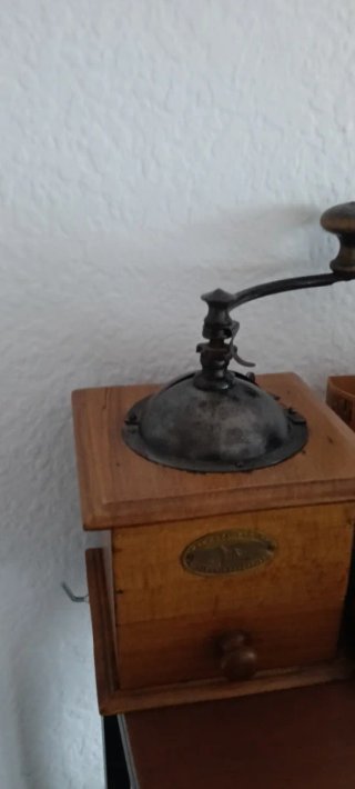 Molinillo de café antiguo de madera