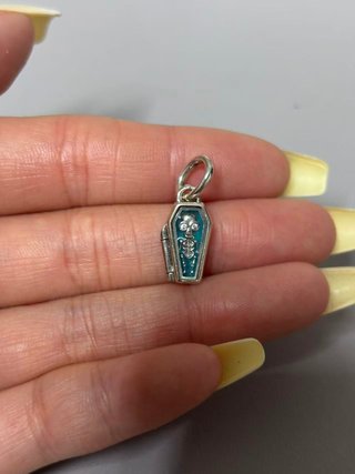 Charm Pandora Ataúd con Esqueleto
