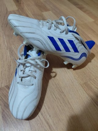 Botas de fútbol Adidas blancas y azules