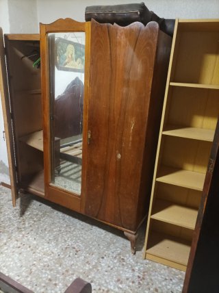 Armario Antiguo de Madera