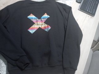 Sudadera Negra con Detalle en X