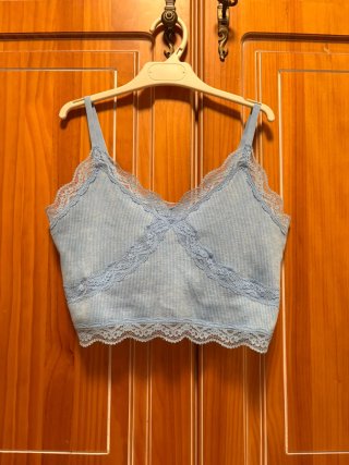 Top azul con detalles de encaje