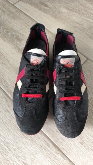 Zapatillas Munich Negras y Rojas