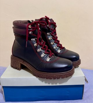Botines de piel con cordones