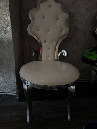 Silla de diseño con estructura metálica