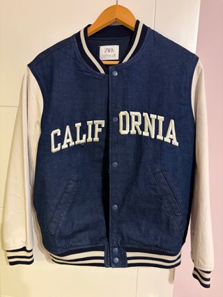 Chaqueta tipo bomber Zara azul y blanca