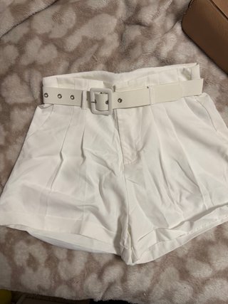 Shorts Blancos con Cinturón