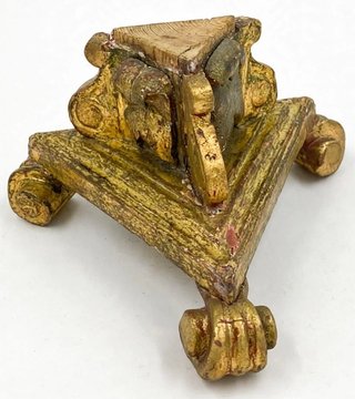 Antigua peana, base de madera dorada al oro fino.