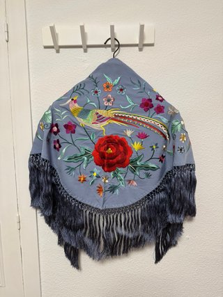 Mantoncillo de flamenca bordado