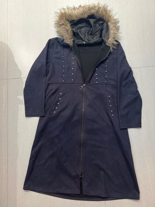 Abrigo largo azul oscuro con capucha