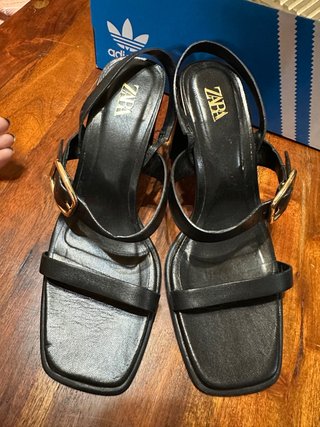 Sandalias de tacón Zara negras