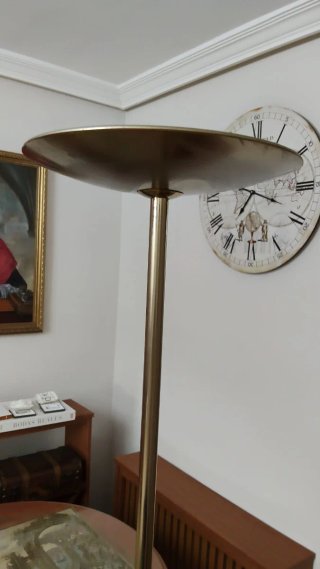Lámpara de pie halógena dorada