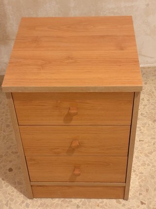 Mesita de noche de madera
