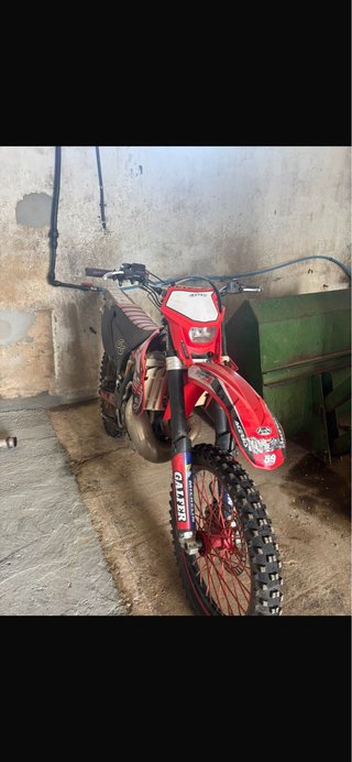 Moto de Enduro Roja