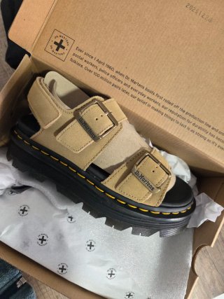 Sandalias Dr. Martens Beige