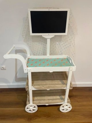 Carrito decorativo blanco con pizarra