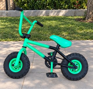 Mini BMX ahora es negra y el sillin verde