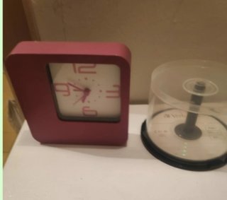 Reloj Despertador y Soporte para CDs