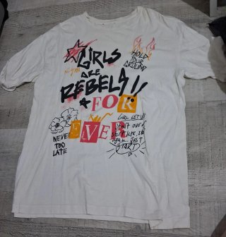 Camiseta Blanca con Estampado Gráfico