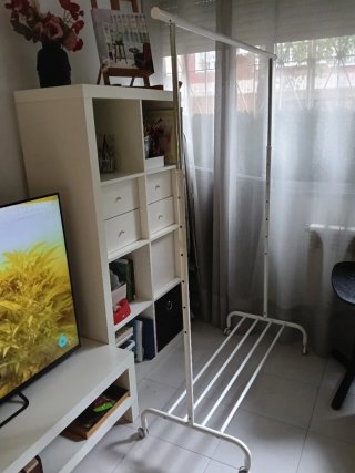 Perchero de Ropa Blanco con Ruedas