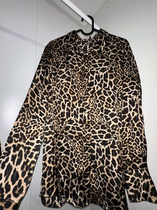 Camisa con estampado de leopardo