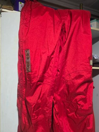 Pantalón de esquí Phenix rojo con tirantes.
