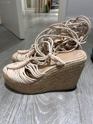 Sandalias de cuña con cordones