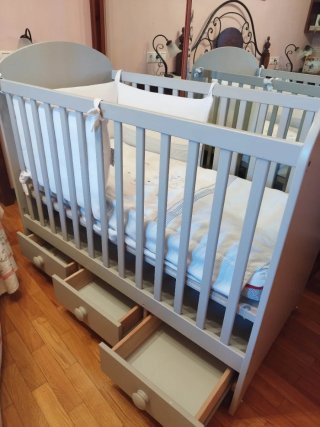 Cuna de madera gris claro con opcion  para colecho
