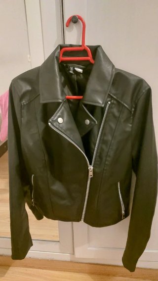 Cazadora de polipiel negra H&M
