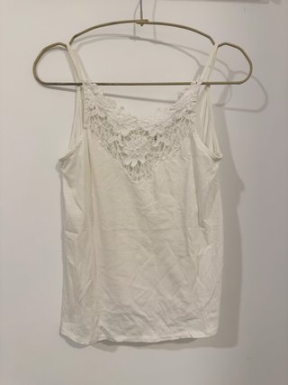 Top Blanco con Detalle de Encaje
