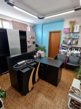 Arredamento completo per salone parrucchiere