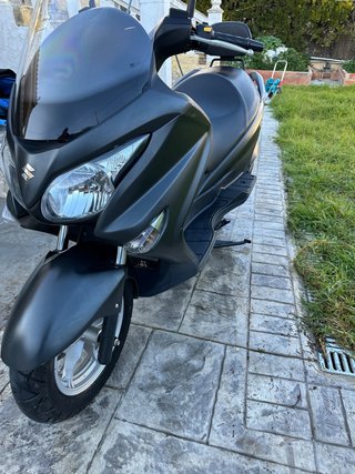 Suzuki Burgman Maxi Scooter Negra