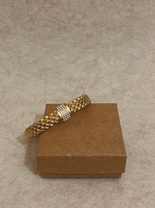 Pulsera Dorada con Detalle de Piedras