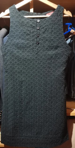 Vestido Negro con Detalle de Bordado.