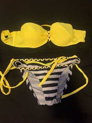 Bañador de dos piezas amarillo y rayas