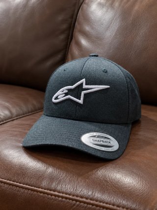 Gorra negra snapback con logo bordado alpinestars