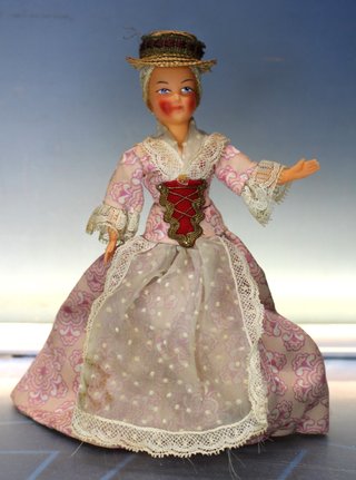 02. Antigua muñeca celuloide traje regional.