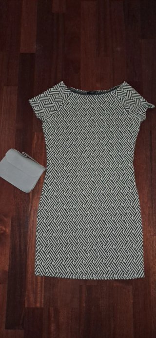 Vestido elegante con bolso de mano