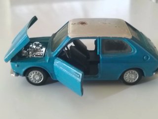 Coche de juguete clásico azul