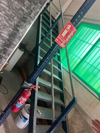 Escalera de Metal Robusta