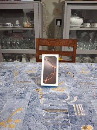 Caja iPhone 16 Pro desierto